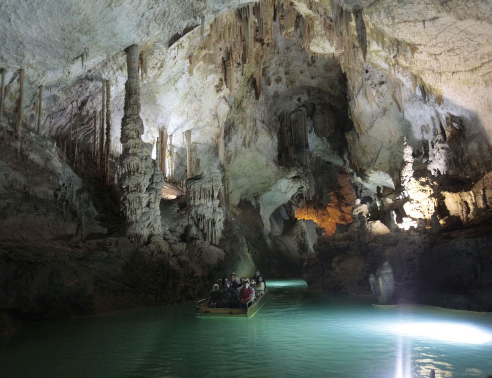 <p>Esta maravilla del Líbano se compone de dos cavernas de piedra caliza interconectadas con una longitud de unos nueve kilómetros. Las cuevas se encuentran en el valle de Nahr al-Kalb en la localidad de Jeita. El nivel inferior se descubrió en 1836 y sólo se puede visitar a bordo de un bote, ya que está anegada por el agua de un río subterráneo que abastece de agua potable a más de un millón de libaneses. En cambio a la caverna superior, descubierta en 1958, se puede acceder a través de unas pasarelas.</p>