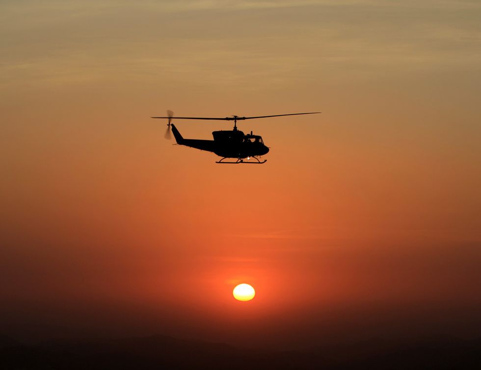 <p>Si sois más de planes para descargar adrenalina que de románticas cenas a la luz de la velas, sorprende a tu pareja con la experiencia de sobrevolar la ciudad en helicóptero. Con <a href="http://www.emocionday.com/es/paseo-en-helicoptero-para-dos" target="_blank">emocionday</a> puedes elegir entre descubrir Madrid o Barcelona desde el aire.&nbsp;</p>