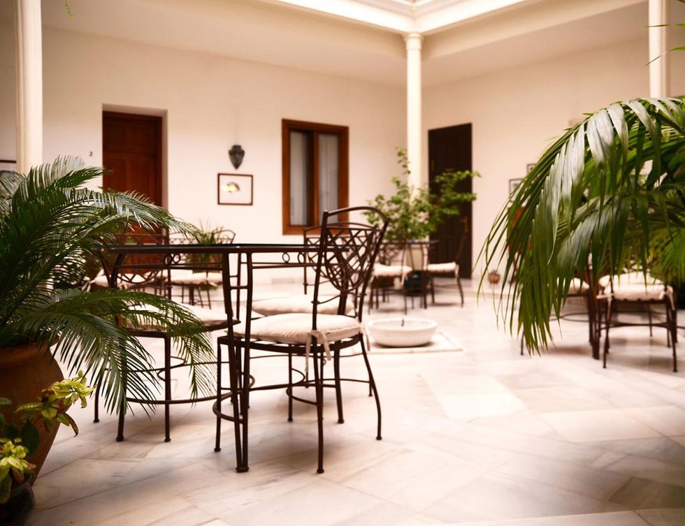 <p>En pleno centro de Jerez se ubica Casa Grande, un hotel construido en una antigua casa señorial de los años 20. De estilo típico andaluz, a sus habitaciones no les falta detalle. No olvides visitar su terraza, en la azotea del edificio. Desde 55 €/noche.</p>
