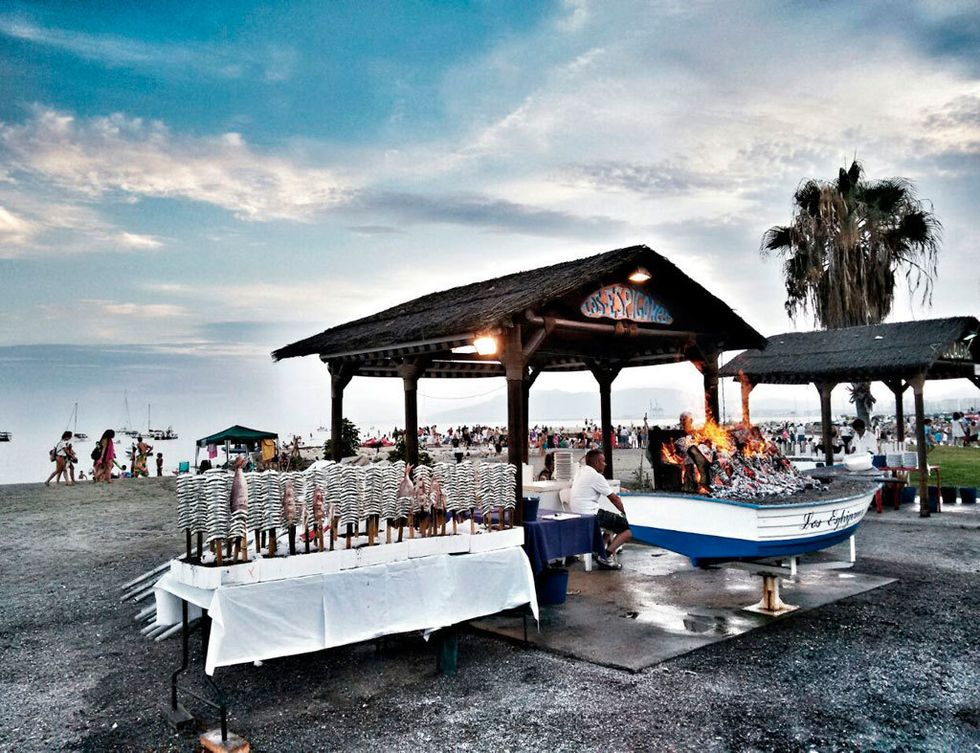 <p>En la playa de <strong>Pedregalejo</strong>. Al este de <strong>Málaga</strong> encontramos la playa de Pedregalejo.&nbsp; El espeto de sardinas es el más tradicional y el más demandado por turistas, si estás en Málaga no puedes irte sin probar el espeto.</p>