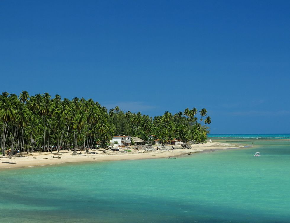 <p>Maragogi en la costa nororiental del estado de Alagoas es conocida como el Caribe Brasileño. A lo largo del río Manguaba, cuando se adentra en Porto das Pedras, las multitudes desaparecen y es fácil descubrir playas tropicales como la de Galés, con impresionantes arrecifes de coral, aguas turquesas y piscinas naturales.</p>