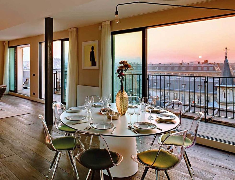 <p>La Torre Eiffel, el estilazo de los Campos Elíseos y la bohemia de Montmartre atrapan a cualquier viajero del mundo. Pero este apartamento, muy bien situado entre los distritos 2º y 3º de París, tiene algo único que ofrecer: una puesta de sol desde el sofá del salón. No podrás resistirte a esta visión, ni tampoco a sus estupendas prestaciones, desde 351 euros.</p><p><a href="http://www.only-apartments.es" target="_blank">Saint Martin’s G103013.</a> Rue Saint-Martin, s/n. París (Francia).&nbsp;</p>