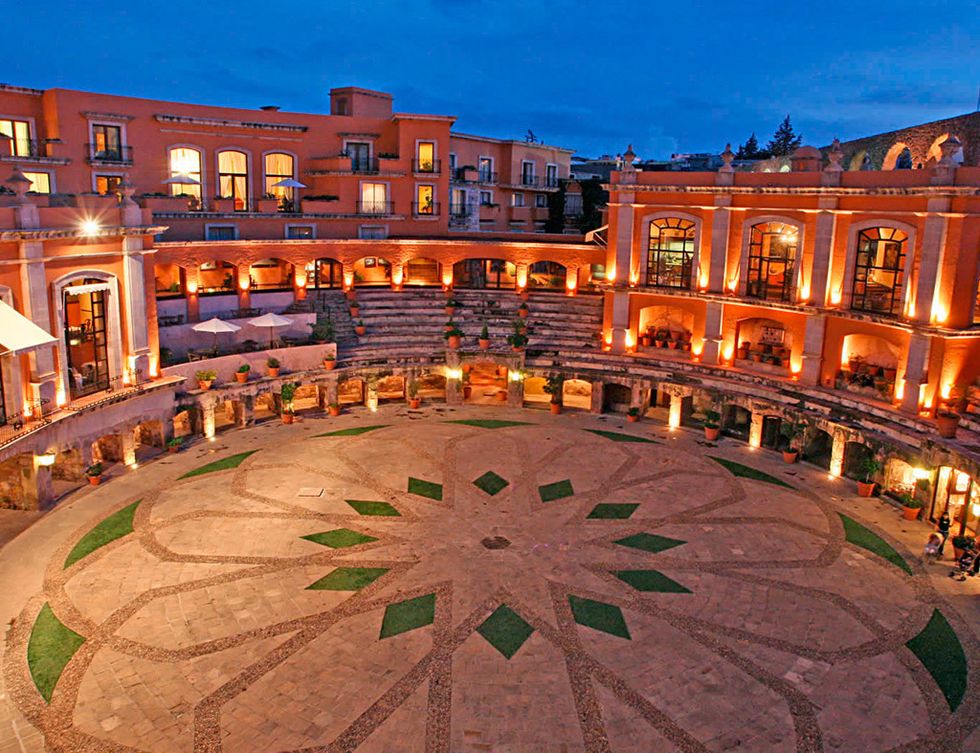 <p>Un hotel para salir a hombros: el mexicano Quinta Real, en Zacatecas, está construido ni más ni menos que en una plaza de toros del siglo XIX. Hoy en día, el ruedo es un patio al que dan sus 49 suites de lujo. </p>