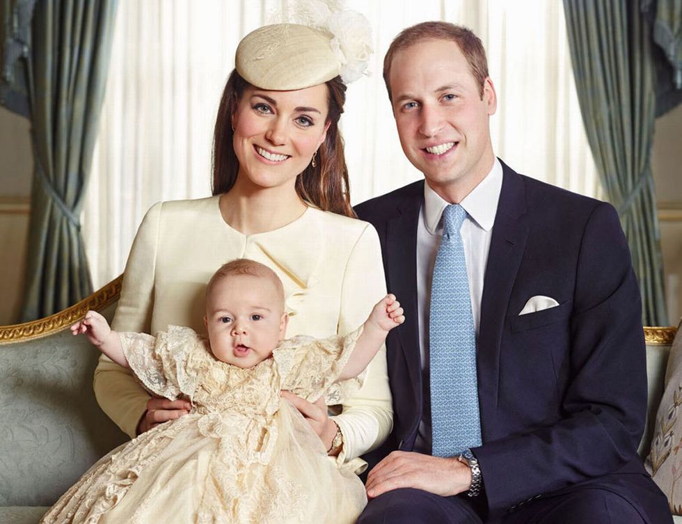 <p>Nos encanta esta fotografía en la que el príncipe Guillermo y Kate Middleton posan felices con el príncipe George.</p>