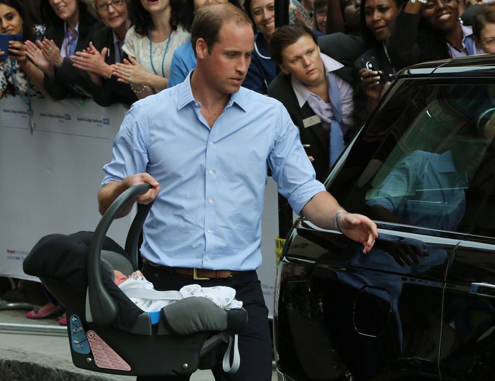<p>William se encargó de meter a su hijo en el coche para abandonar el hospital. Los&nbsp;Duques de Cambridge han afirmado que sólo tendrán una cuidadora a tiempo parcial porque quieren encargarse de cuidar ellos mismos a su hijo.&nbsp;</p>