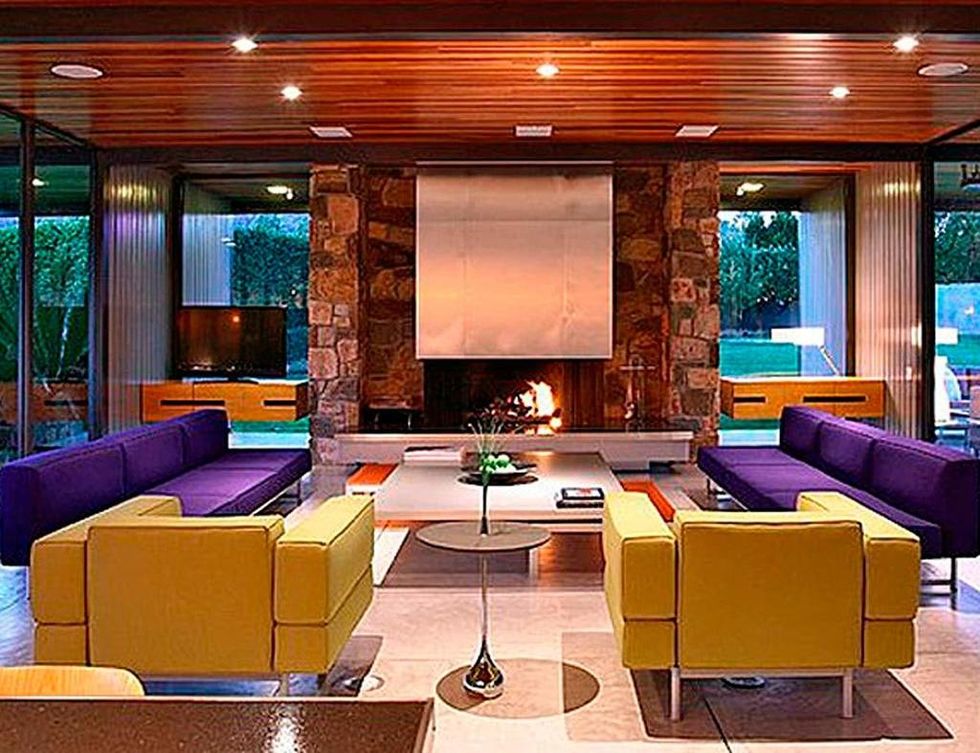 <p>En su casa de Palm Springs, las paredes de ladrillo se combinan con las de cristal para integrar el jardín en la vivienda.</p>