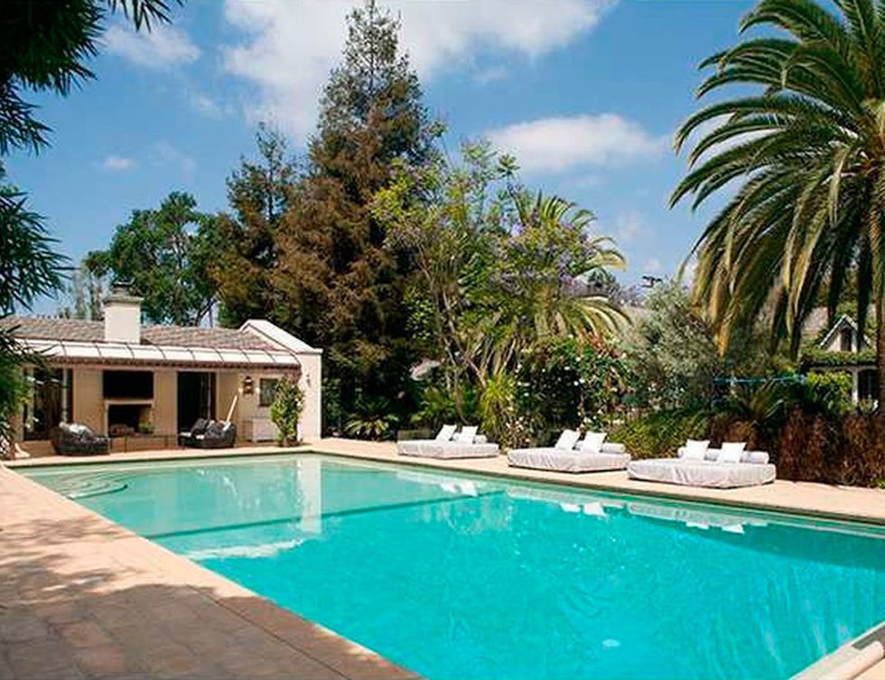 <p>Es el estilo que domina la arquitectura de la casa. En el exterior, la protagonista es la inmensa piscina.</p>