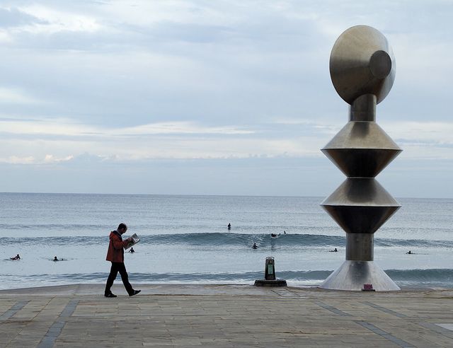 Zarauzko Dama, escultura de Marcos Hernando en el Paseo Marítimo.