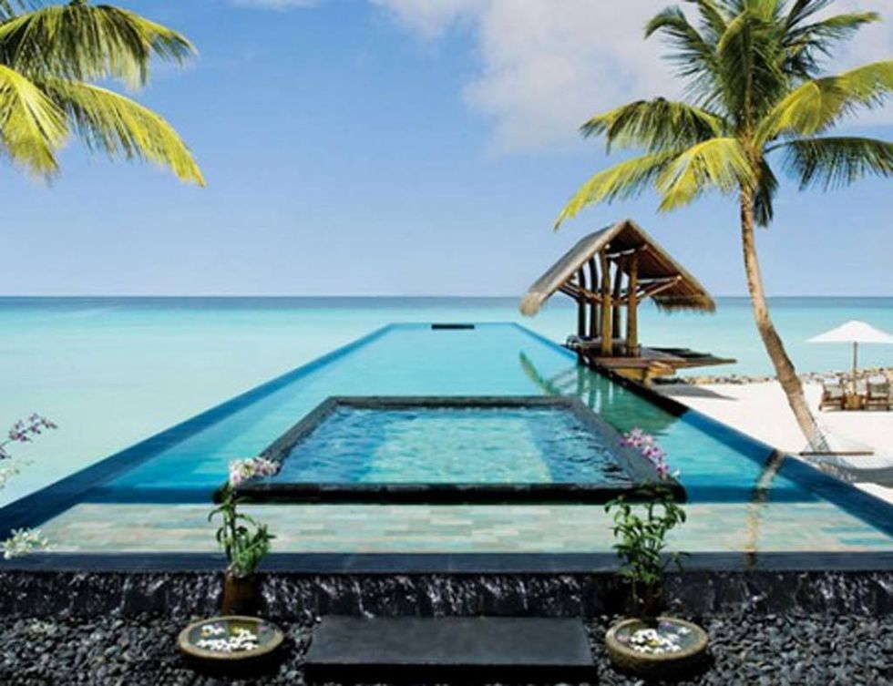 <p>Las paradisíacas playas de Maldivas sirven de telón de fondo a esta no menos paradisíaca piscina: una infinity pool cuyo borde está realizado con piedra volcánica. La estrella de este resort.</p>