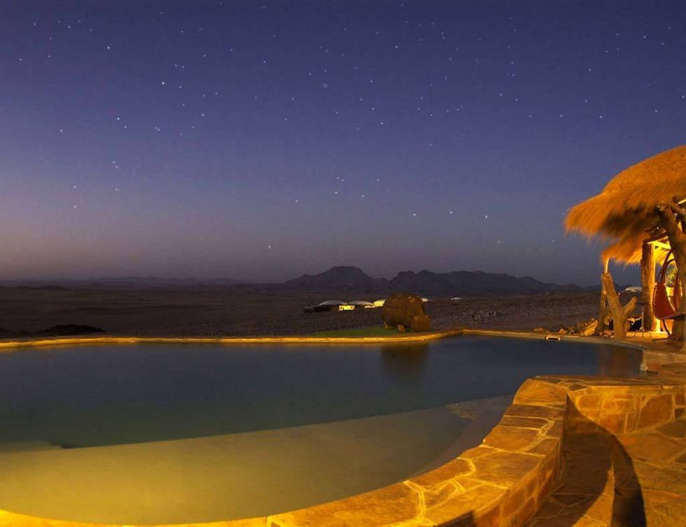 <p>Contemplar el cielo estrellado del desierto de Namibia desde la piscina de este coqueto lodge no tiene precio. Insuperable.</p>