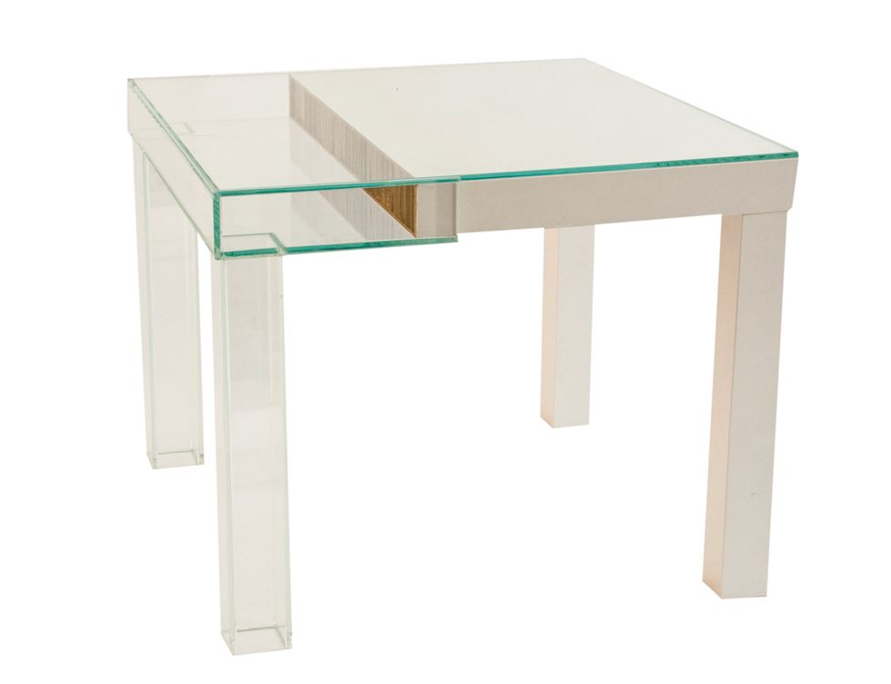 <p>La mesa<i> Lack</i> customizada por Vicente con  cristal extra claro, fue una de las  que triunfaron en la subasta solidaria “Escuelas para África”, iniciativa de Ikea y Unicef. </p>