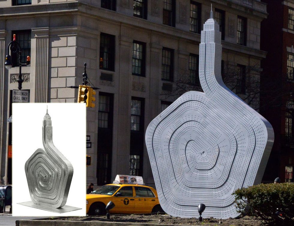 <p>La escultura del Empire State enrollado sobre sí mismo en Park Avenue, fabricada en acero, mide 4,5 metros de altura. A su lado, la maqueta del proyecto.</p>