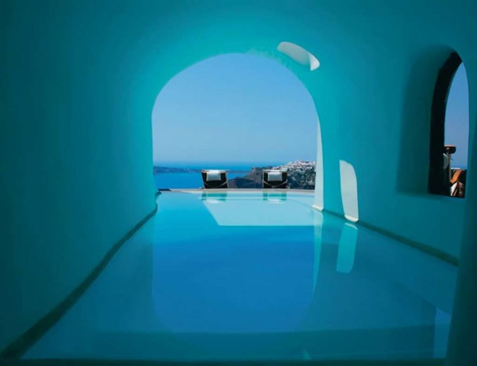 <p>La arquitectura típica de la isla griega de Santorini marca la piscina de este hotel. Un elegante refugio que destila calma. </p>