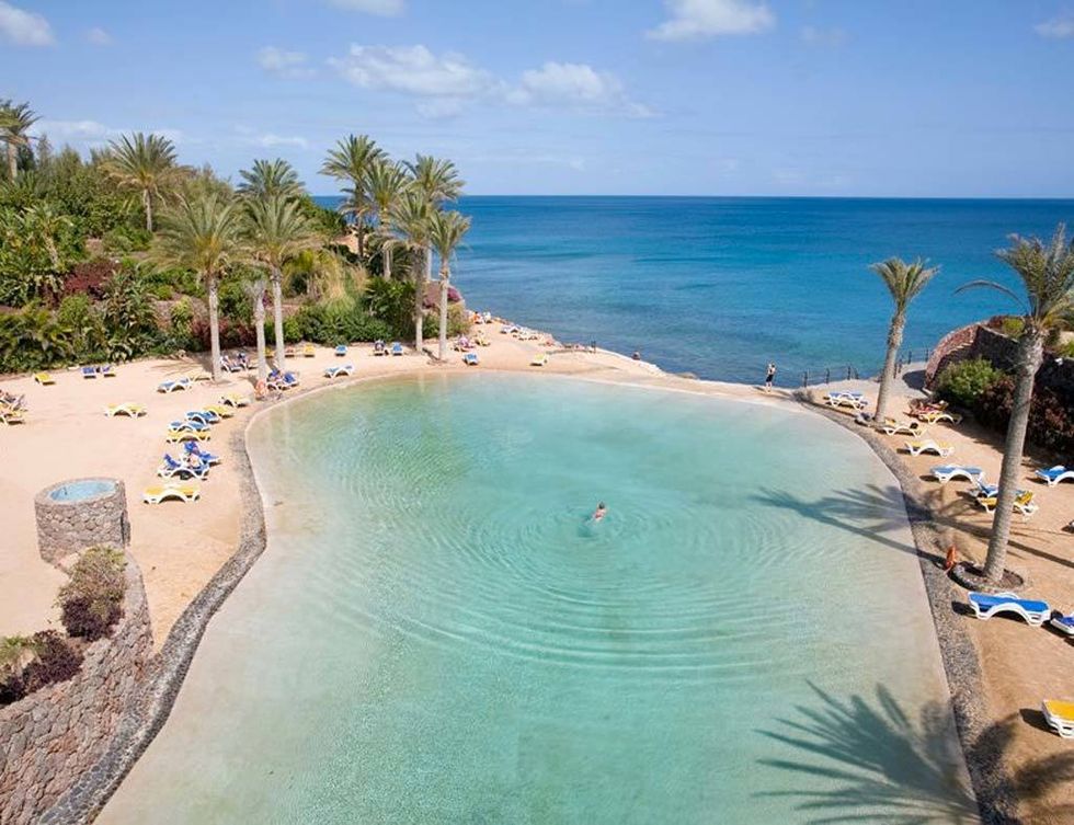<p>Su inmenso lago artificial de agua salada con vistas al Atlántico es, sencillamente, único. ¿Dónde está? En Fuerteventura.</p>