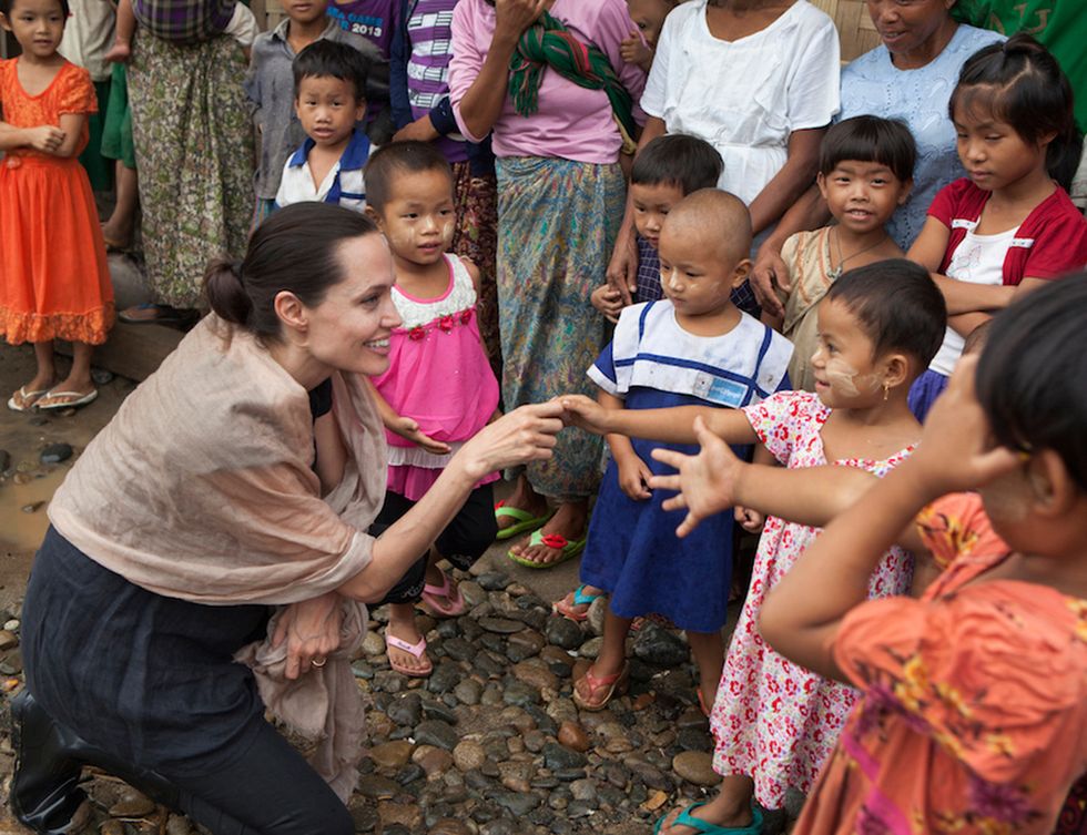 <p>Angelina Jolie fue designada como enviada especial del Alto Comisionado de Naciones Unidas para los Refugiados, después de diez años como Embajadora de Buena Voluntad. Durante este tiempo, ha visitado más de 40 campos de refugiados, dándoles una voz muy necesaria a los desplazados. En su papel como enviada especial, ahora representa al ACNUR en un nivel diplomático, contribuyendo a tomar decisiones sobre temas de desplazamientos globales. Su trabajo se focaliza en las grandes crisis que tienen como consecuencia desplazamientos masivos de población.</p><p>&nbsp;</p>