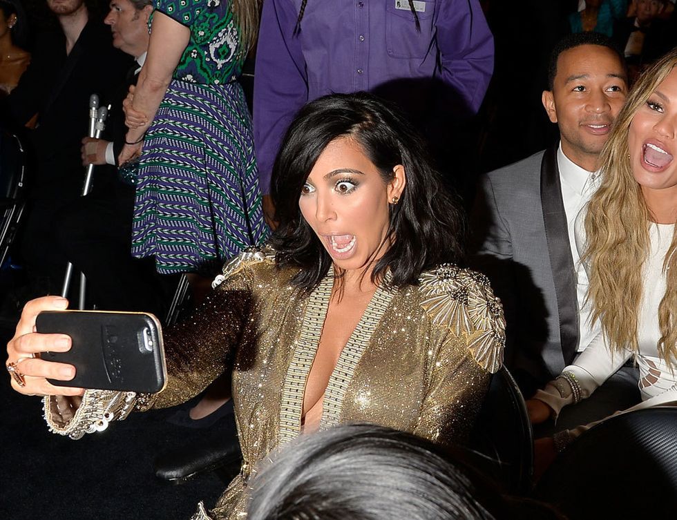 <p>Posiblemente no hay otra celebridad que haya hecho un libro de 'selfies' aparte de <strong>Kim Kardashian</strong>. La editorial Rizzoli se encargó de recopilar sus autofotos más destacadas. Para ella, cualquier momento es bueno para enseñarlo a sus fans.&nbsp;</p>