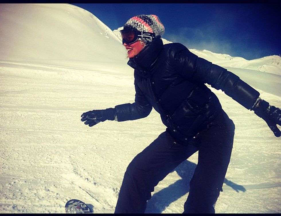 <p>
Más activa, <strong>Doutzen Kroes</strong> prefiere darnos unas lecciones de snowboard rodeada de nieve.<br /><strong>doutzenkroes1</strong></p>
