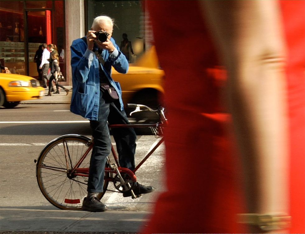 <p>Si te gusta la moda, no puedes perderte este documental de 2010, que gira en torno a la figura del fotógrafo Bill Cunningham, para muchos, inventor del concepto de 'street style', tan habitual en los medios desde hace ya tiempo. Bill, hoy octogenario, se lanzó durante años cámara en mano a las calles de Nueva York, para retratar el estilo de la gente de a pie. Sus instantáneas forman ya parte de la historia de la comunicación y de la moda. Te va a gustar.</p>