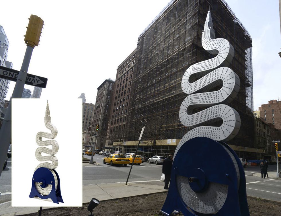 <p>Escultura inspirada en el edificio Chrysler, en acero, de 4,5 metros de altura.</p>