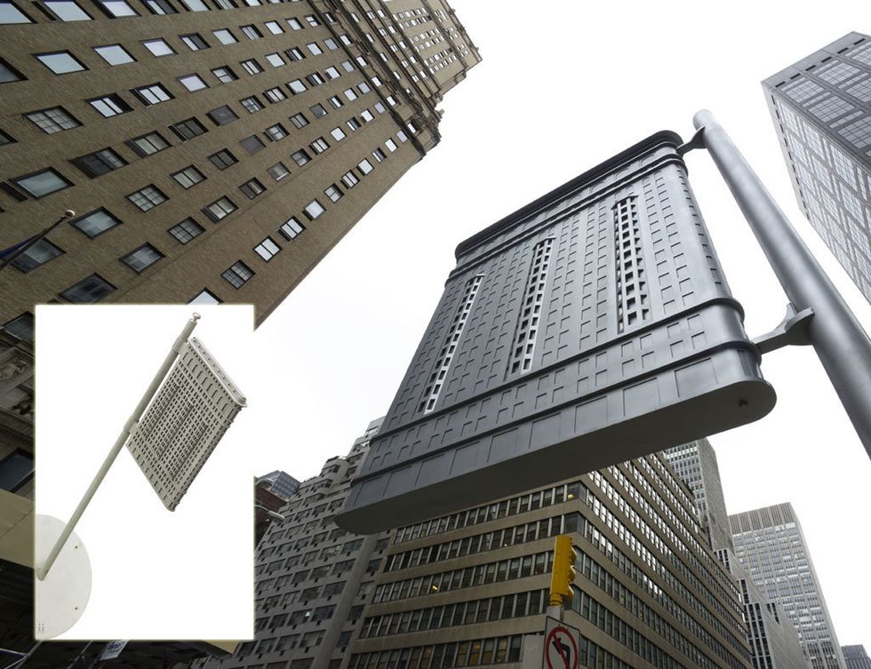 <p>Escultura inspirada en el Flatiron building, en aluminio y 5,5 metros de altura.</p>