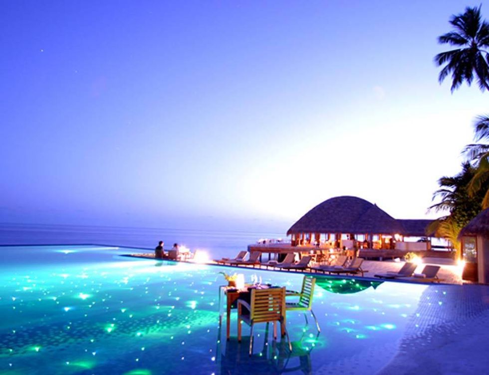 <p>Por la noche, la piscina de este resort de las islas Maldivas exhibe una iluminación espectacular. Sin duda, bañarse es lo de menos.</p>