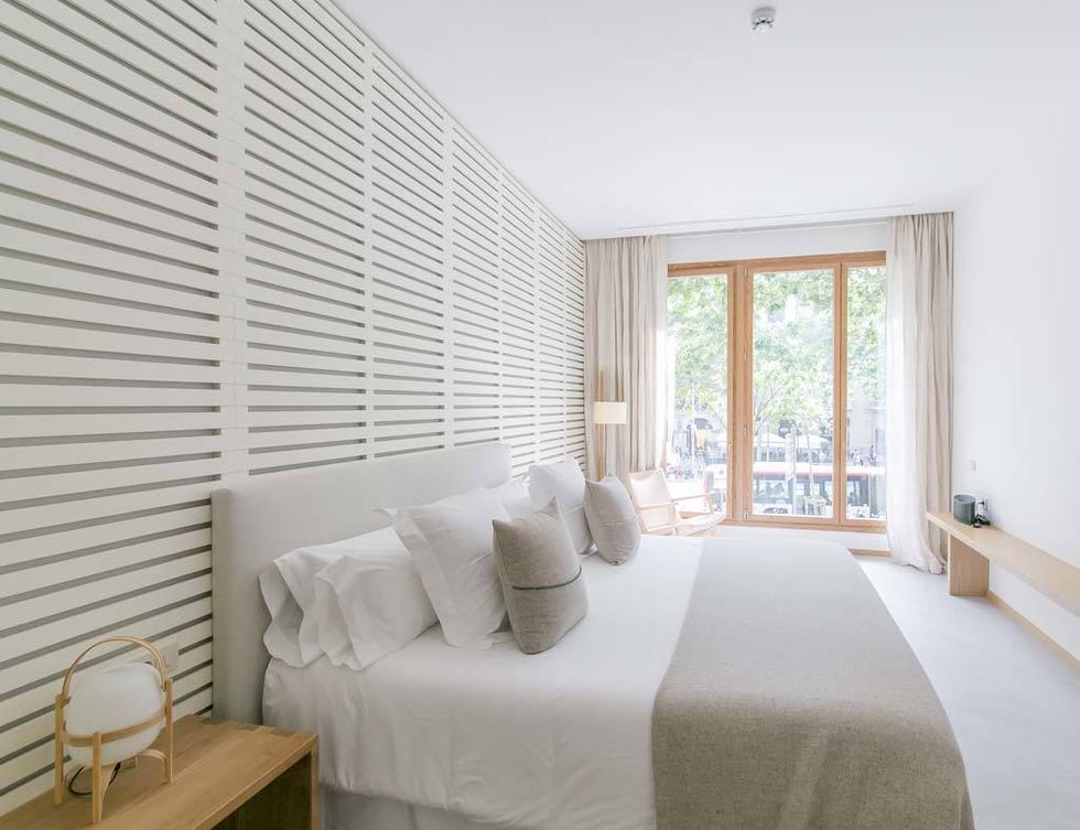 <p>Desde ésta, en concreto, puede verse el Paseo de Gracia y la Casa Batlló. Es una suite de 37 m² con una amplia cama de 2×2 m, bañera y doble ducha. La joya del hotel Margot House.</p>
