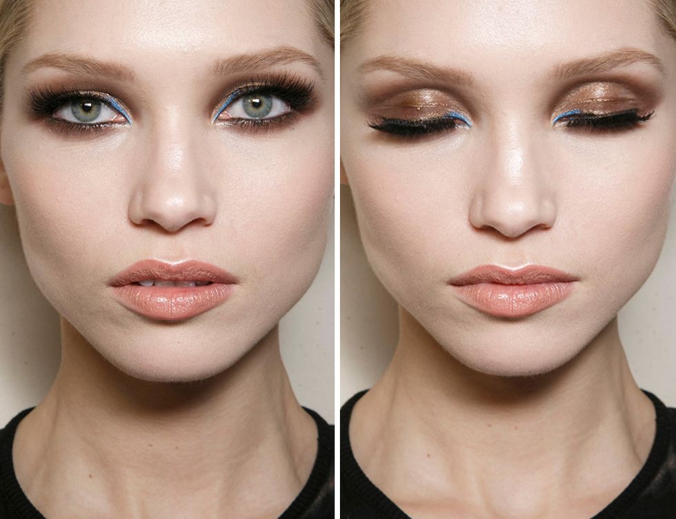 <p><strong>Atelier Versace</strong> presenta un maquillaje de ojos con todo lujo de detalle: sobre una base en color cobre, marca un trazo azulado en el lagrimal y potencia la mirada con pestañas postizas.</p>