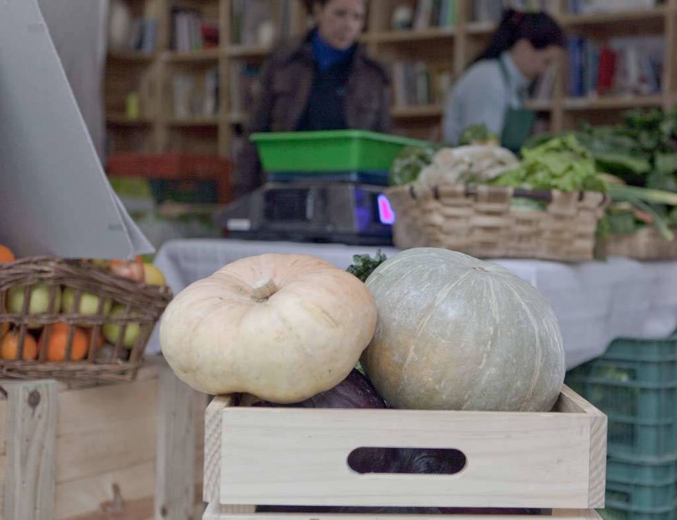 <p>Este mes de febrero el <a href="http://www.mercadolabuenavida.es/" target="_blank">Mercado La Buena Vida</a> cumple su primer y exitoso año. Por ello, desde la organización, comienzan con ilusión 2014 introduciendo nuevas iniciativas. Por un lado seguirán innovando con el mercado, concebido como un 'farmer's market' -el productor vende directamente al consumidor-, y donde además de alimentos 'eco' existen talleres gastronómicos, show-cooking, charlas, actividades para los más pequeños y la oportunidad de probar productos y tomarse un aperitivo.</p><p>A todo ello, y con el primer aniversario, ahora se une el servicio de cestas de productos que podrán recogerse en el propio mercado o hacerlo llegar a tu casa mediante un&nbsp; servicio de 'ciclomensajeros'. &quot;De esta manera, los madrileños tendrán la oportunidad de hacer su compra de productos ecológicos, artesanos y de proximidad todas las semanas sin tener que esperar al mercado mensual&quot;, nos dice Miguel, del equipo de comunicación de <strong>La Buena Vida</strong>.</p><p>La compra de las cestas se podrá realizar a través de la <a href="http://www.mercadolabuenavida.es/" target="_blank">web</a>, y contendrá los mismos productos que se ven en el mercado, toda una buena selección de alimentos ecológicos, artesanos y de proximidad.</p>