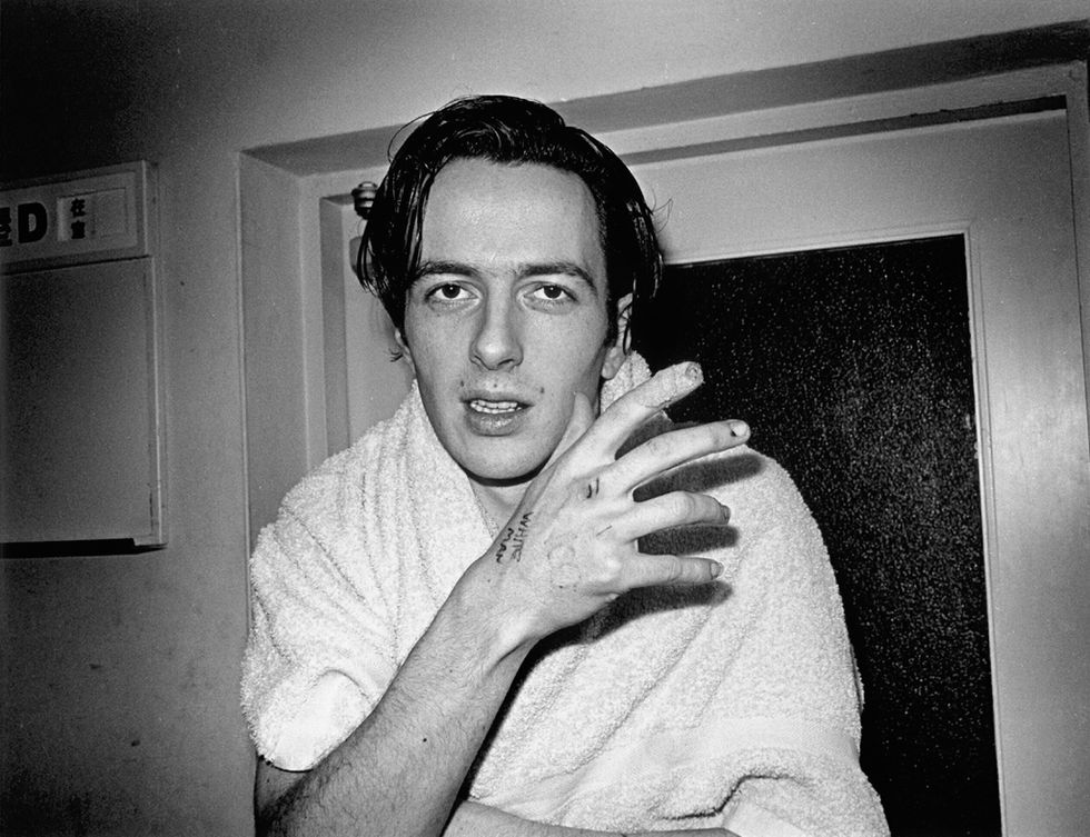 <p>En 2007, Julien Temple presentó el documental definitivo (por ahora) de Joe Strummer, el carismático líder de The Clash, fallecido a los 50 años de un infarto. <a href="https://www.filmin.es/pelicula/joe-strummer-vida-y-muerte-de-un-cantante" target="_blank">'Vida y muerte de un cantante'</a> hace hincapié en el pensamiento social y político de Strummer, en cómo quería cambiar el mundo desde la música, denunciando el consumismo y el dinero, bajo la inspiración de Woody Guthrie. Bono, John Cusack o Johnny Depp son solo algunos de los participantes en este documental, que con una intensa narración aborda también la influencia del protagonista no solo en el punk británico –como uno de sus grandes personajes– sino también en la música actual, en bandas como Green Day, Dead Kennedys o Black Flag.</p>