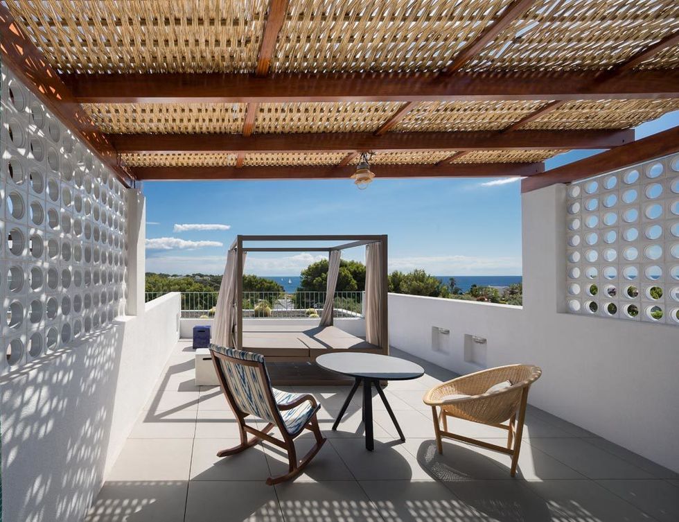 <p>Los 35m2 de terraza de las suites de la planta superior ofrecen un momento de calma con vistas al mar. ¿El punto fuerte? Una daybed XXL, mod. <i>Landscape,</i> de Kettal.</p>