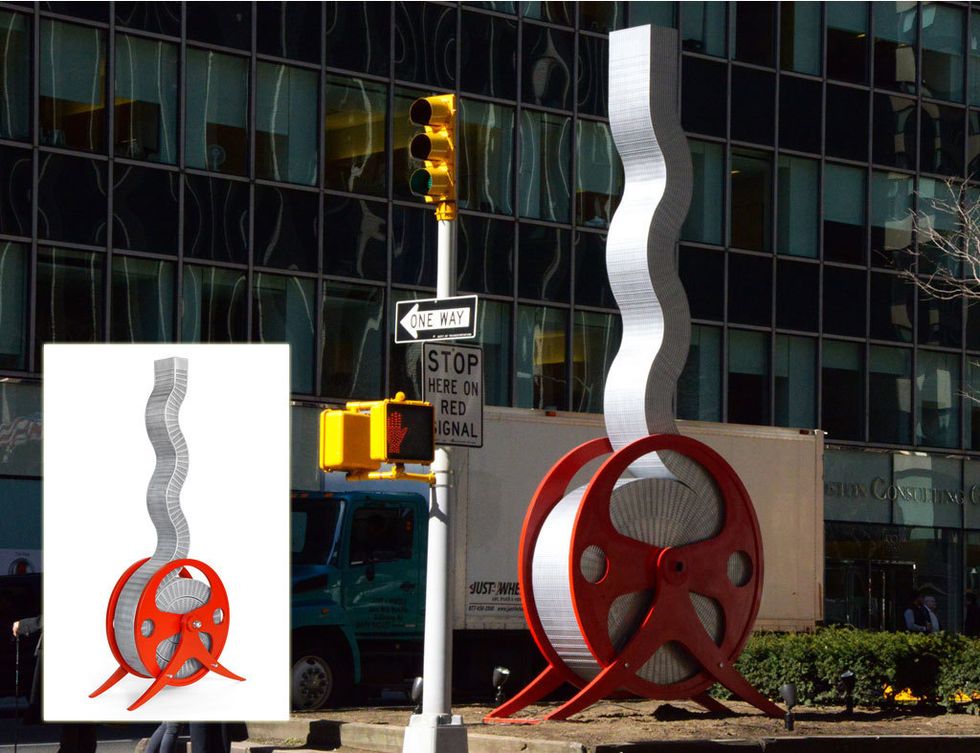 <p>Escultura inspirada en el edificio Seagram, en acero, de 6 m de altura.</p>