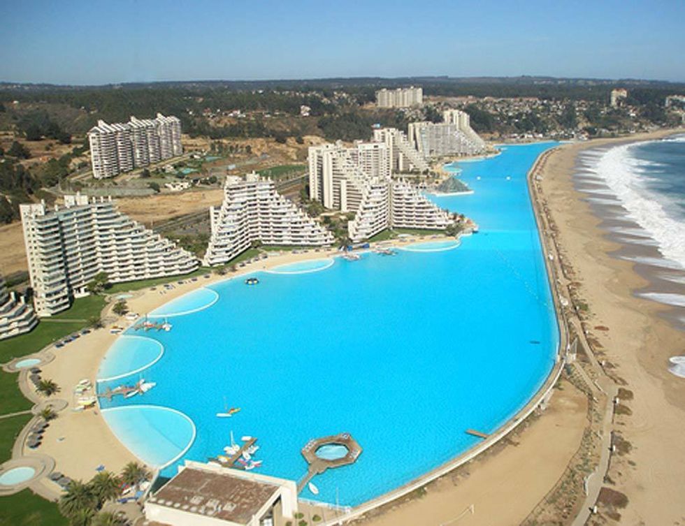 <p>Este complejo hotelero de lujo, en Algarrobo (Chile), alberga la piscina más grande del planeta, con más de un kilómetro de largo y 250 millones de l de agua. ¡Bestial!</p>