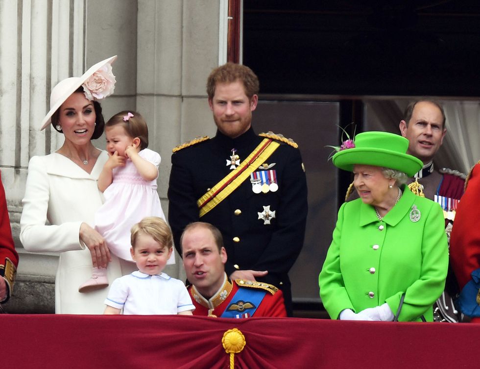 <p>Y por su culpa. El príncipe Guillermo se agachó para explicar a su hijo todo lo que ocurría en el tradicional <strong>'Trooping the colour'</strong> (desfile del estandarte) y la Reina Isabel le reprendió por no estar de pie, en su papel.</p>