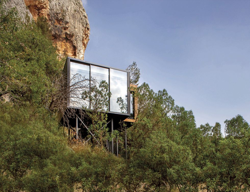 <p>Una pasarela lleva a una de las suites... una casa en los árboles sumergida en la vegetación mediterránea.</p>