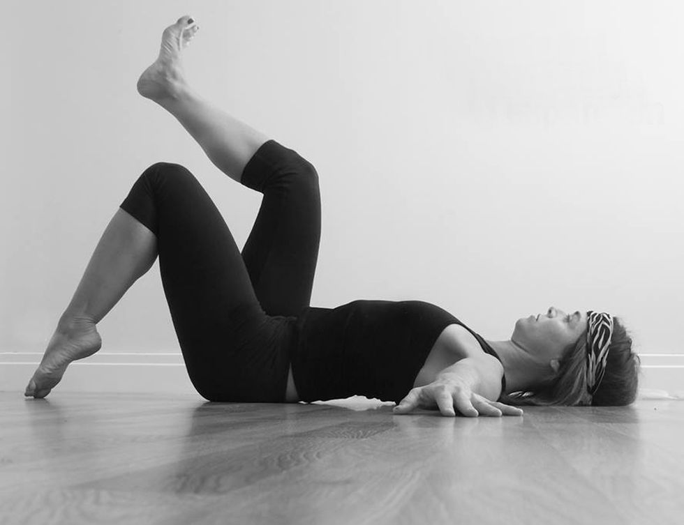 <p><i>¿Por qué una revisión del tradicional Método Pilates?</i> “Porque ha sido <strong>asociado por numerosos profesionales relacionados con la salud el aumento de presión</strong> intraabdominal (hiperpresión) y a la disminución de tono muscular abdomino- pélvica”, explica Sonia Campra. “Esquivar la hiperpresión abdomino-torácico-pélvica durante la práctica de ejercicio físico <strong>garantiza y multiplica los efectos y beneficios sobre la musculatura tanto abdominal como pélvica</strong>”, dice. “Esto es especialmente importante en métodos como Pilates, que promete resultados en la musculatura abdominal”, añade. “Tras años impartiendo el método y después de conocer el trabajo de Marcel Caufriez en torno a las presiones intraabdominales, <strong>me planteé como modificar las secuencias de ejercicios del método para garantizar los beneficios abdominales</strong> y evitar lesiones. Antes no existía la tecnología que existe hoy día, gracias a la cual se puede acceder a una información basada en menos supuestos y más evidencias. Caufriez, el creador del concepto hipopresivo, ha aportado información crucial para &nbsp;el entrenamiento abdominal. <strong>Revisé toda la secuencia y el resultado fue Pilates+Expansión, que ofrece una fórmula exquisita posturalmente</strong> hablando que esquiva el continuo aumento de presión que produce el tradicional Método Pilates&quot;, concluye.</p><p>&nbsp;</p><p>&nbsp;</p>