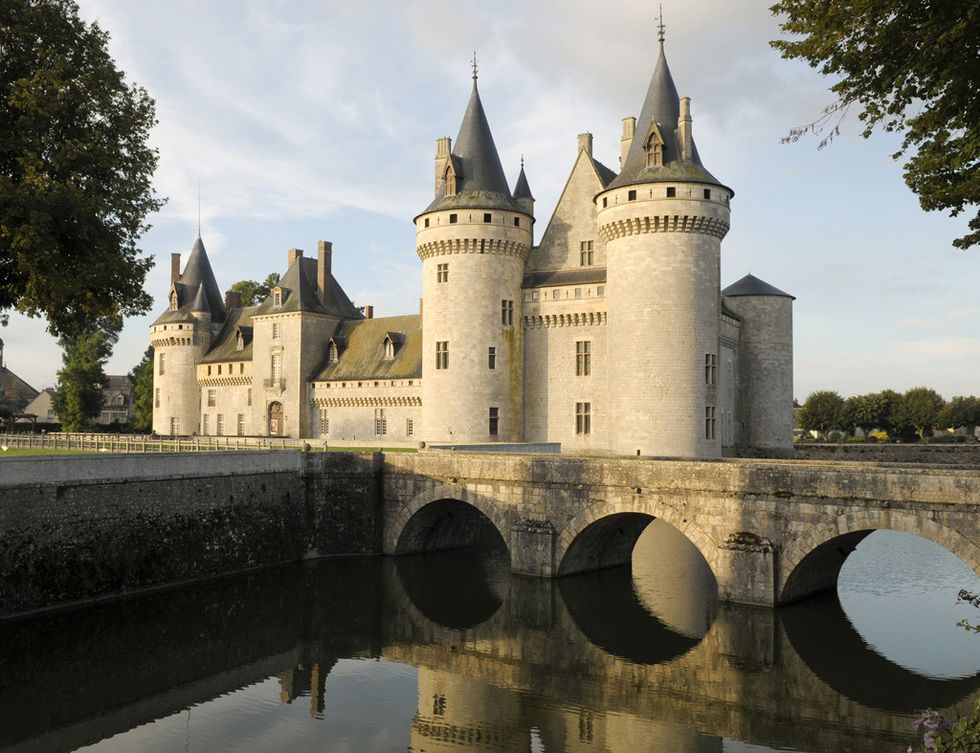 <p>Es uno de los principales atractivos del Valle del Loira, además de estar declarado como Patrimonio de la Humanidad por la Unesco desde el año 2000. Gracias a los trabajos de rehabilitación el castillo conserva todo su esplendor reflejado en su torreón, sus atalayas, sus parques, sus canales y en los fosos llenos de agua. Durante la Segunda Guerra Mundial fue bombardeado en dos ocasiones.</p>