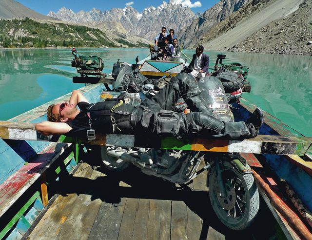 “Aprovecho para descansar mientras cruzamos este  extenso lago de la cordillera  del Karakorum, Pakistán”.