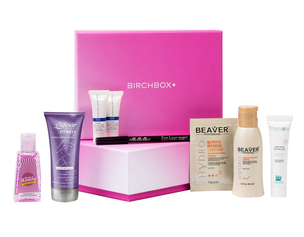 <p>La edición de octubre de <strong>Birchbox</strong> se viste de rosa contra el cáncer de mama: 'Birchbox Pink' (9,95 €/ suscripción mensual), contiene seis productos de maquillaje y tratamiento. Además, por cada uso del 'hashtag' #BirchboxPink en las redes sociales la firma se compromete a donar un euro.</p>