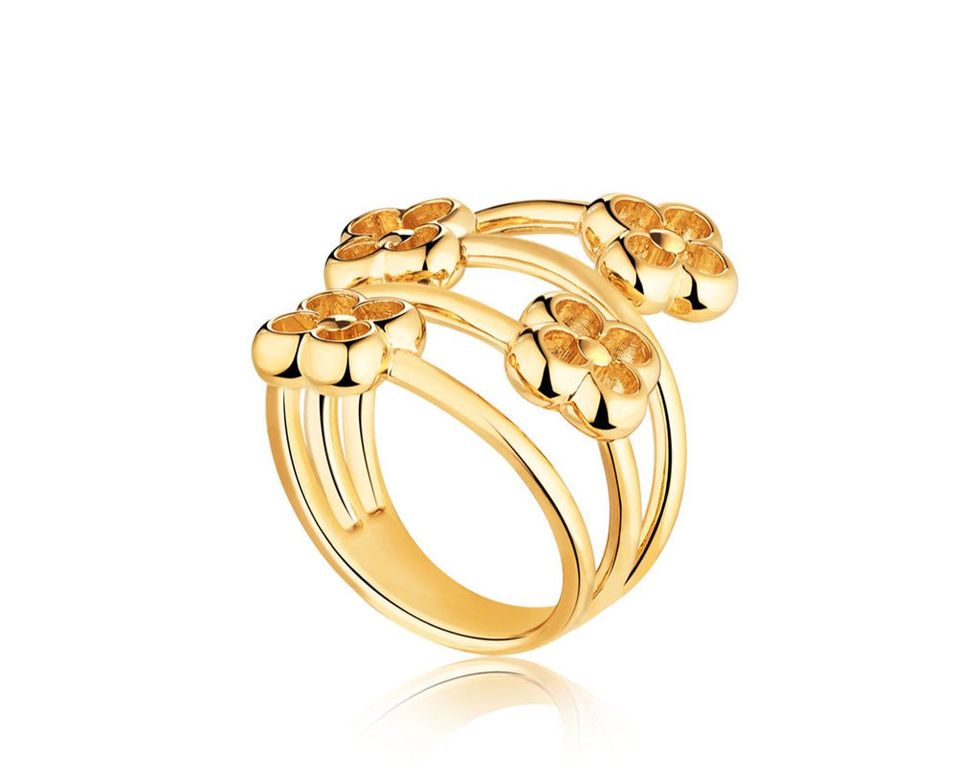 <p>Este anillo atemporal de <a href="http://es.louisvuitton.com/esp-es/productos/anillo-flower-full-011891" target="_blank">Louis Vuitton</a> con flores es todo un sello de distinción y feminidad. Una pieza perfecta para cualquier ocasión (350 €).</p>