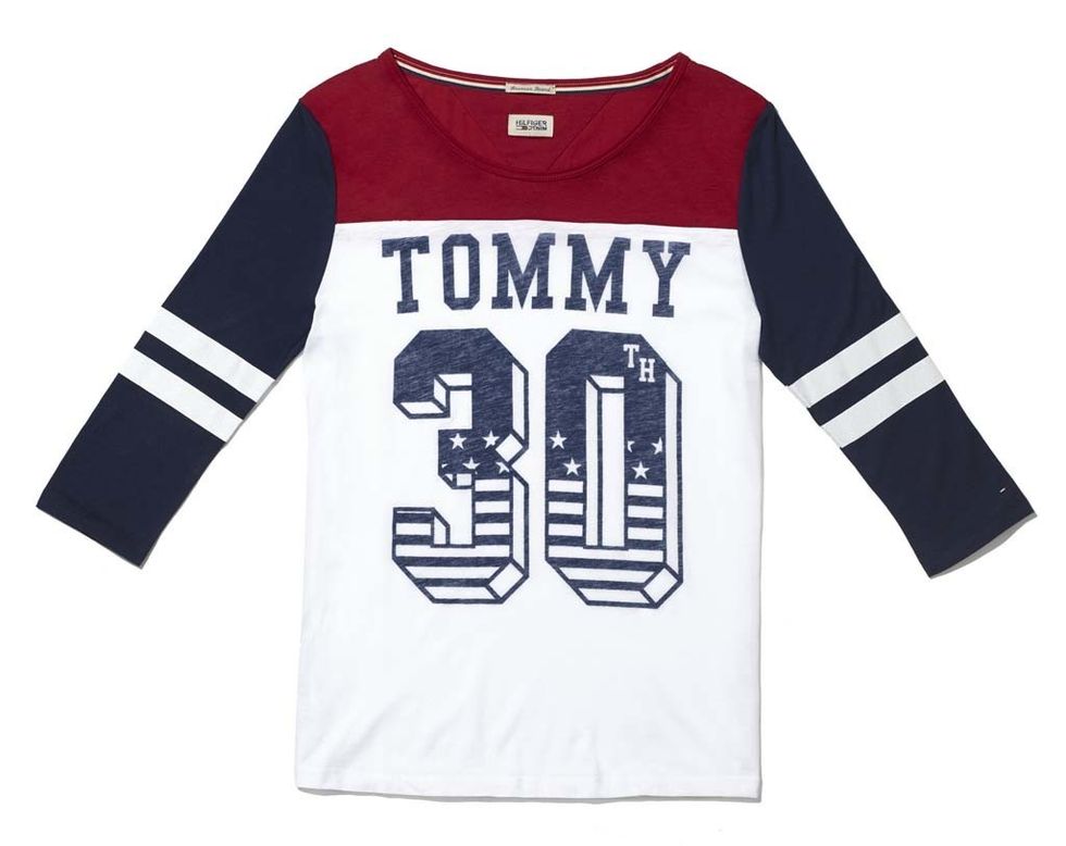 <p>Camiseta de manga francesa de estilo baseball, de&nbsp;<strong>Tommy Hilfiger.</strong></p>