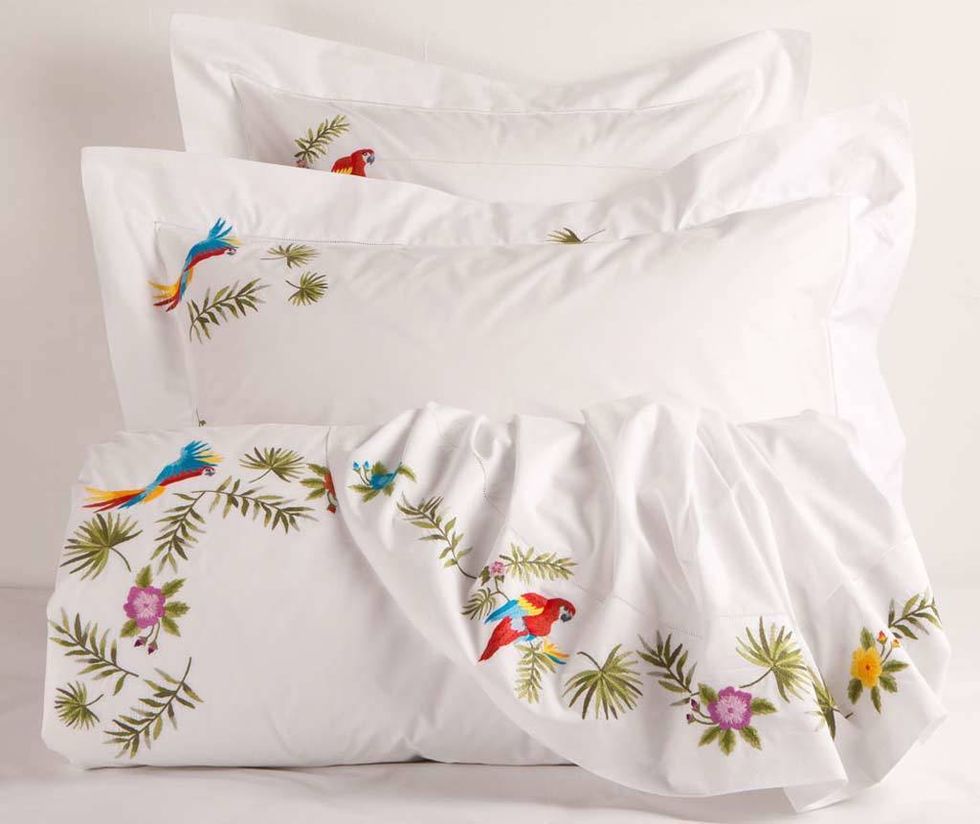 <p>Fundas blancas con motivos florales y de pájaros bordados. De <strong>Zara Home</strong> (15,99 € - 89,99 €). </p>