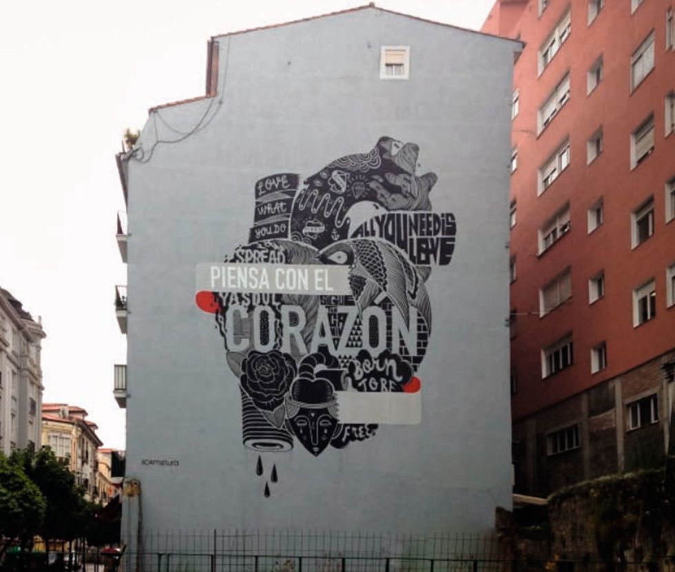<p>Otro ejemplo en nuestro país se encuentra en Santander. El color negro es el elegido para realizar una serie de murales que quieren enfrentar el sentimiento pesimista al que nos arrastra este momento de crisis.</p><p>La clave está en el mensaje que se esconde tras esa mancha en tono negro: &quot;<strong>Piensa con el corazón</strong>&quot;, &quot;<strong>Vida</strong>&quot;, &quot;<strong>Hacia lo salvaje</strong>&quot; o &quot;<strong>Aceptando el mundo comienzas a cambiarlo</strong>&quot; son algunas de las lanzaderas del colectivo dentro de este proyecto en nuestro país.</p><p>&nbsp;</p>