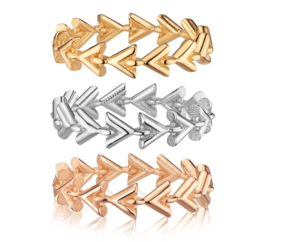 <p>Trío de tres anillos de <a href="http://es.louisvuitton.com/esp-es/productos/juego-de-3-anillos-petit-essential-v-009621" target="_blank">Louis Vuitton</a> para llevar juntos o separados (295 €).</p>