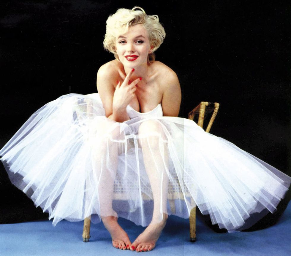 <p>Dulzura, naturalidad, elegancia convertidas en un mito. Marilyn Monroe cumpliría 88 años el 1 de junio, y aún hoy su estilo permanece como uno de los más femeninos y sexys. Con falda de tul, impresionante.</p>