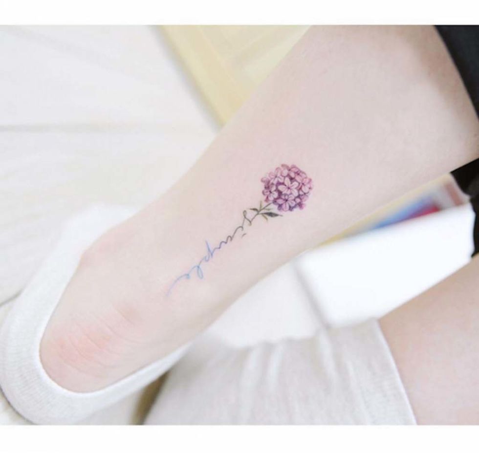<p>Una flor... y una palabra.&nbsp;</p><p>Fuente: <a href="http://tattoosme.com/small-tattoos/" target="_blank">Tattos Me.</a></p>