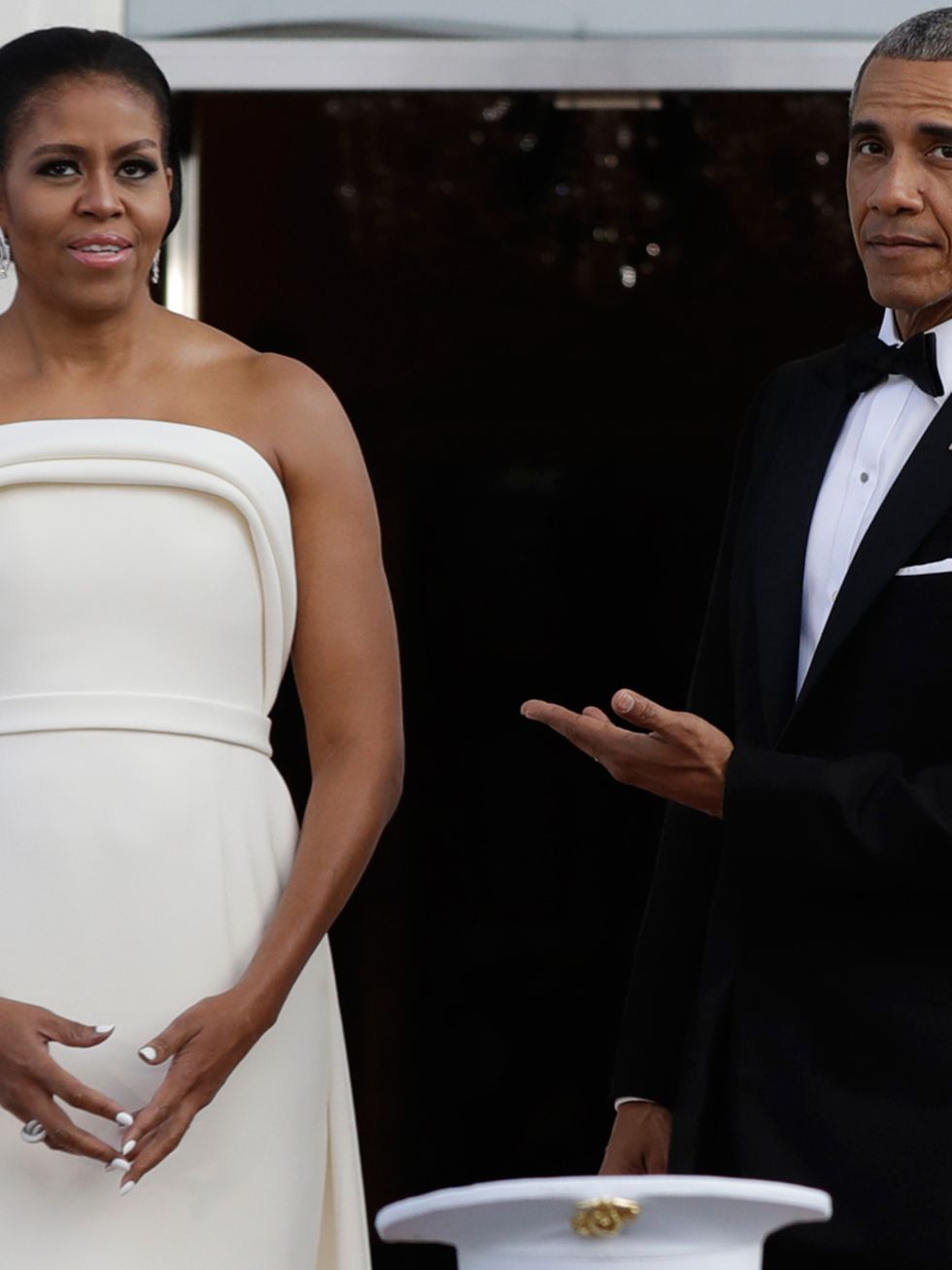 <p>Son muchas las alabanzas que se ha llevado Michelle Obama por su look durante una cena de Estado en honor del Primer Ministro de Singapur con este vestido de Brandon Maxwell. Barack era consciente de que se trataba de un momento estelar para su mujer y no dudo en indicar a los fotógrafos que se fijaran en ella.</p><p>&nbsp;</p>