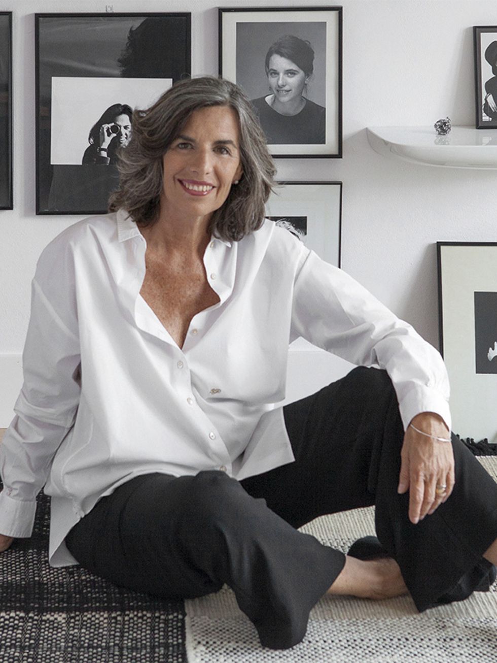 <p>La diseñadora Nani Marquina sentada sobre la alfombra <i>Tres,</i> con la que ha rendido homenaje al arte milenario de la tejeduría. &nbsp;</p>