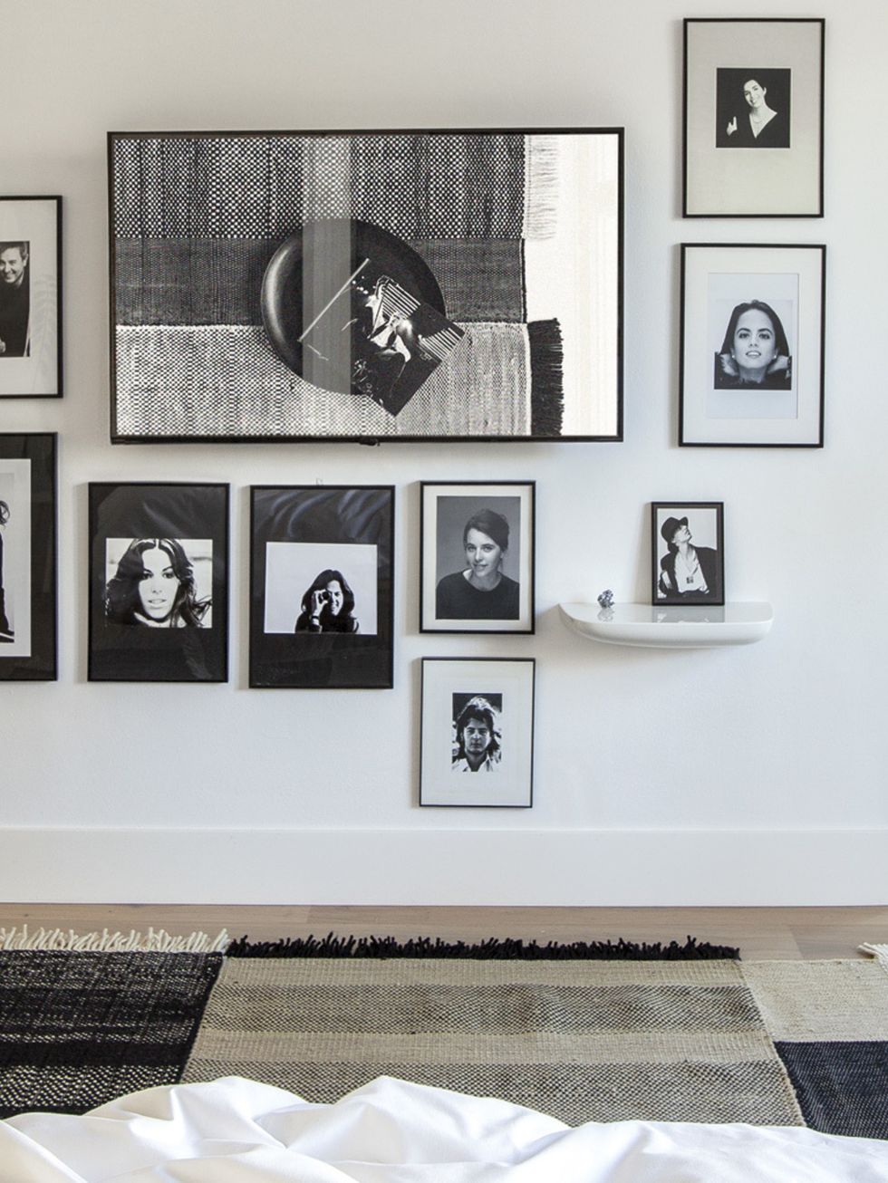 <p>Las imágenes y retratos son referencia constante en la casa, muchas de ellas firmadas por el fotógrafo Albert Font. En el dormitorio decoran toda una pared.</p>