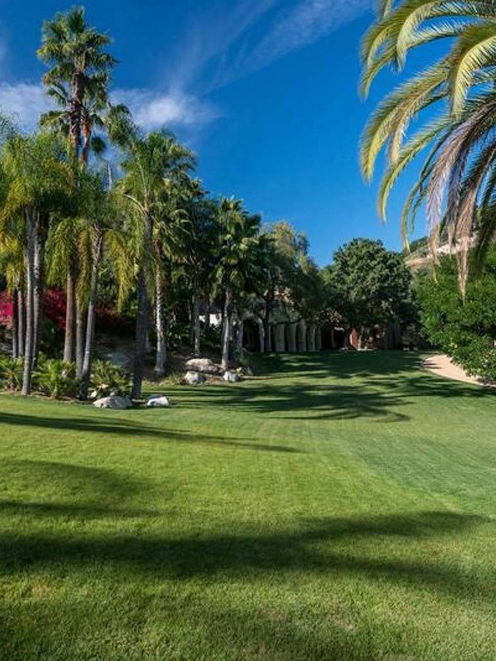 <p>Las zonas verdes que rodean a la mansión son perfectas para pasear o incluso jugar al golf.</p>