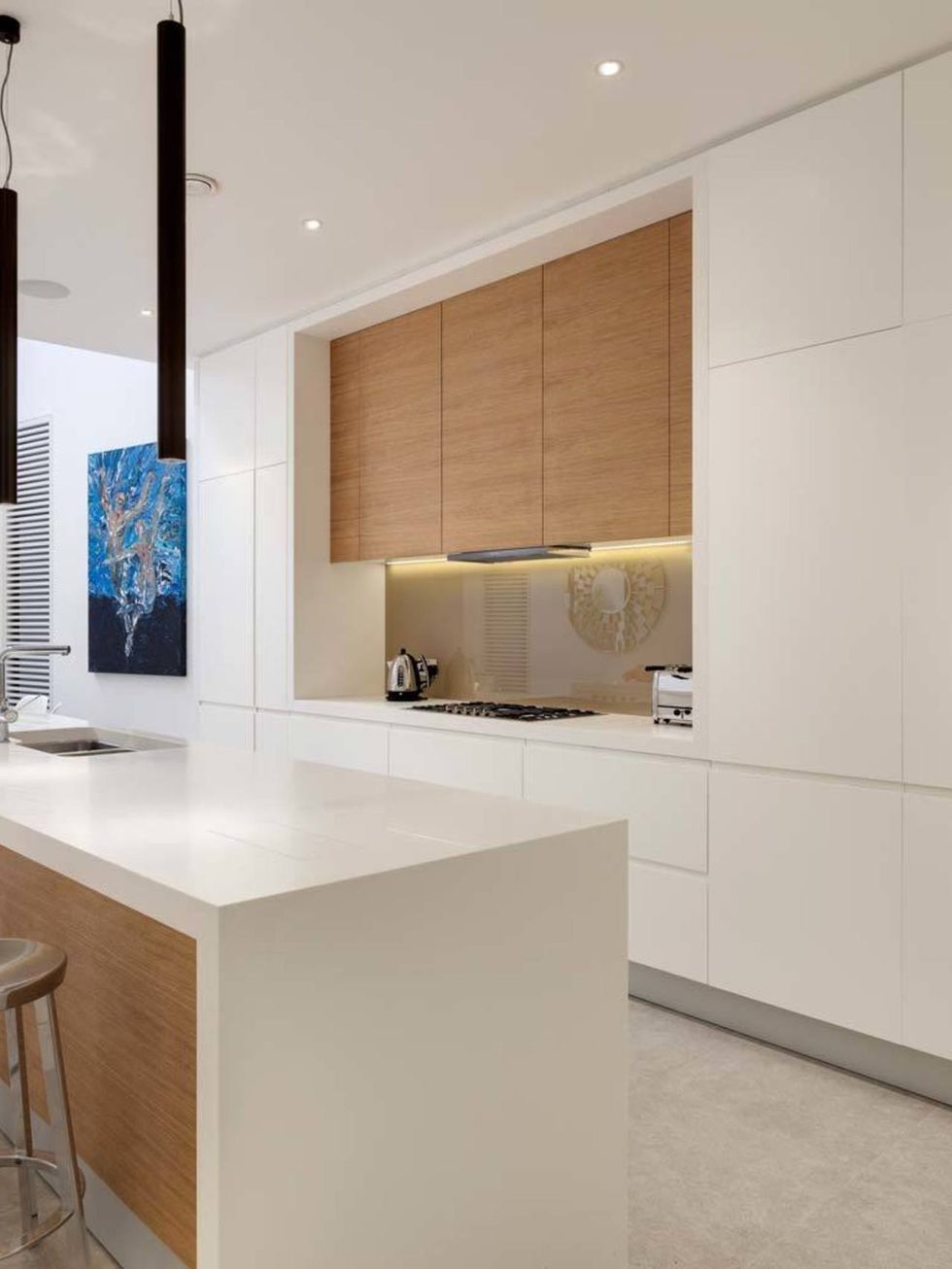 <p>La cocina, amplia y en color blanco, muestra la doble altura de la cocina-comedor. Este espacio tan puro y luminoso se abre a un patio trasero de nueva creación.</p>